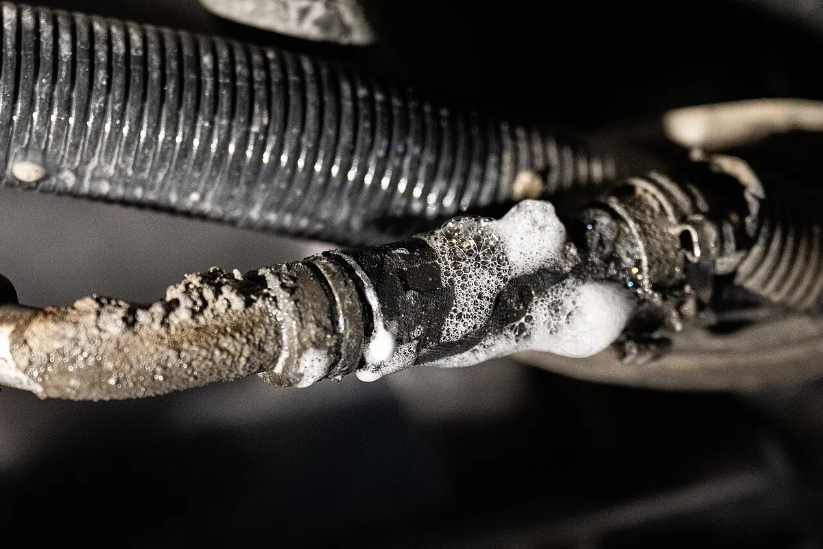 Prueba de fugas en la línea de refrigerante