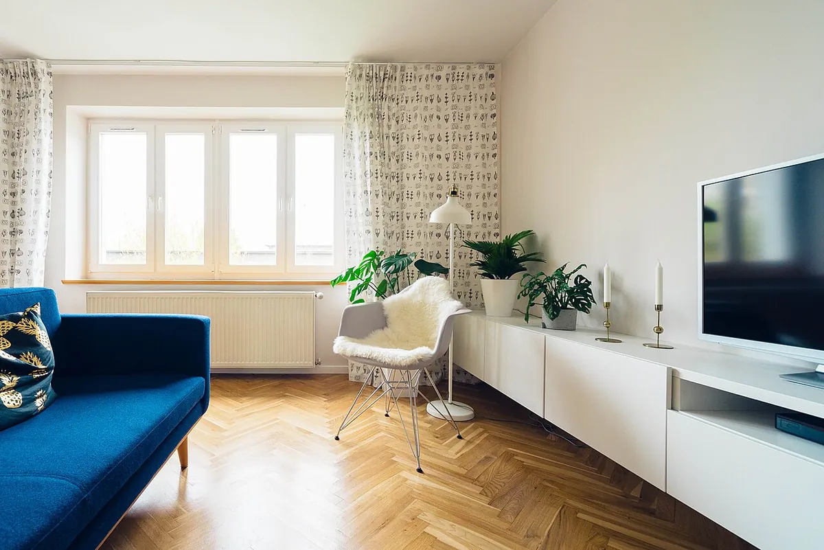 Ejemplo: de habitación en obra a salón terminado: después