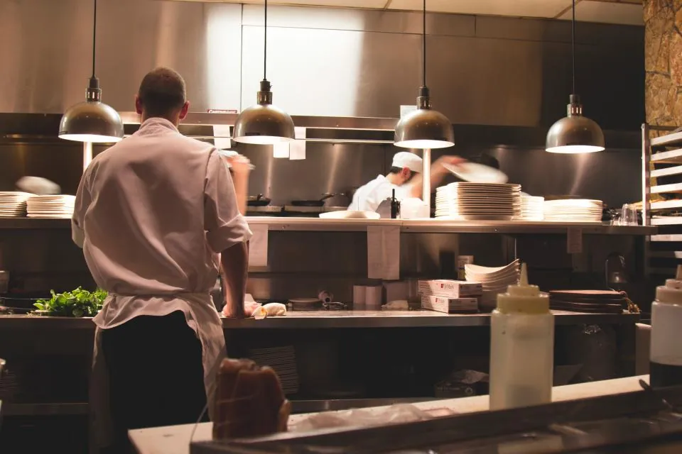 La cocina en pleno servicio