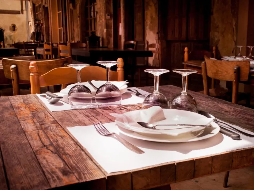 Mesa puesta en el comedor