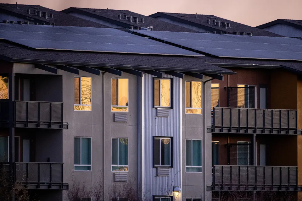 Edificio con placas solares en el tejado