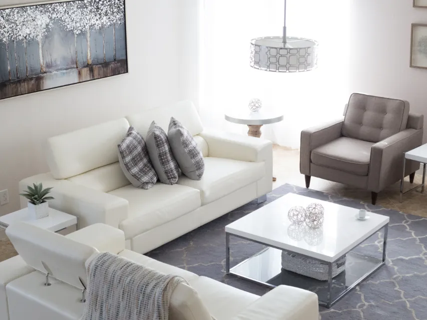 Salón con sofá y butaca